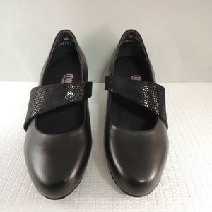 Munro American ladies pumps size 5 made in USA black 2" heels new